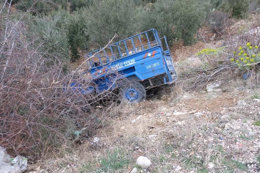 Mersin'de Devrilen Tarım Aracının Sürücüsü Yaralandı