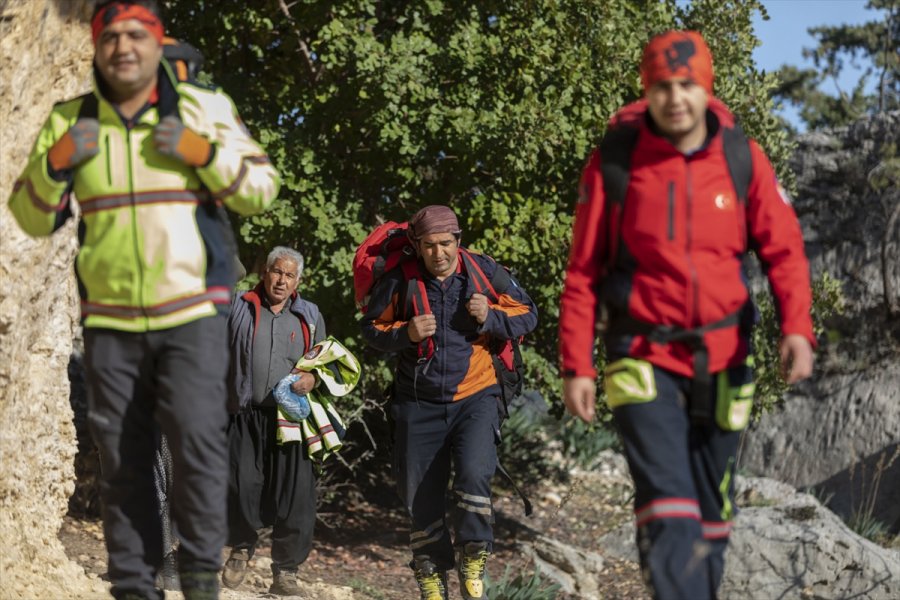 Mersin'de Uçurumda Bir Hafta Mahsur Kalan Keçi Kurtarıldı