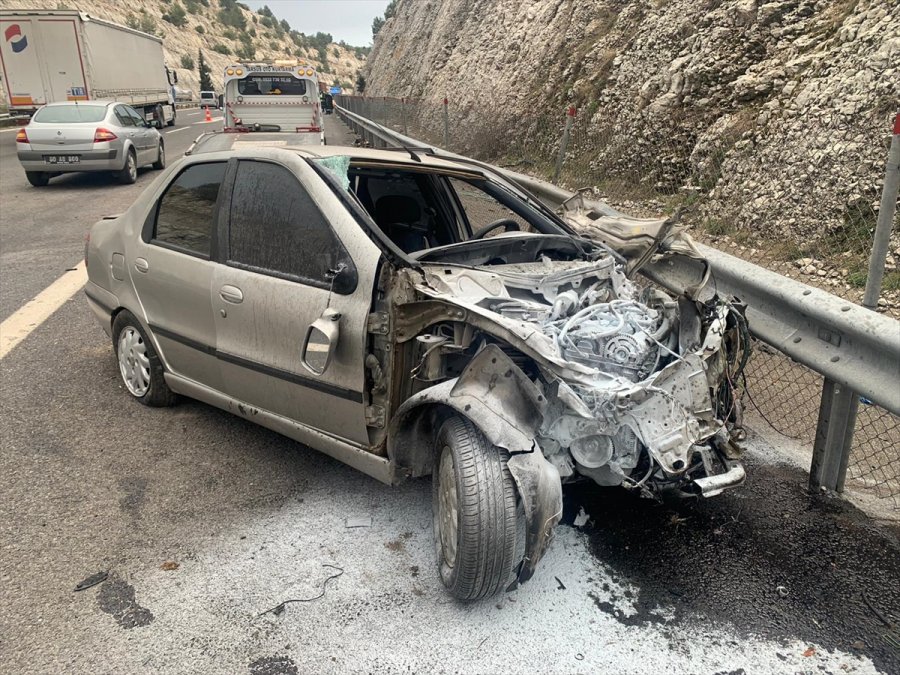 Pozantı-ankara Otoyolunda 2 Otomobil Çarpıştı, 1 Kişi Öldü, 7 Kişi Yaralandı