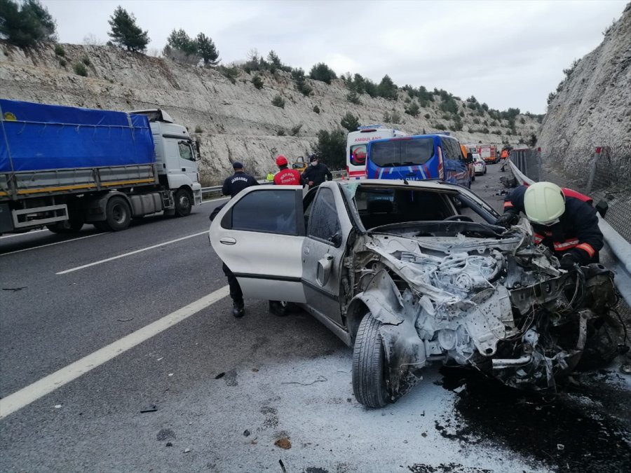 Pozantı-ankara Otoyolunda 2 Otomobil Çarpıştı, 1 Kişi Öldü, 7 Kişi Yaralandı
