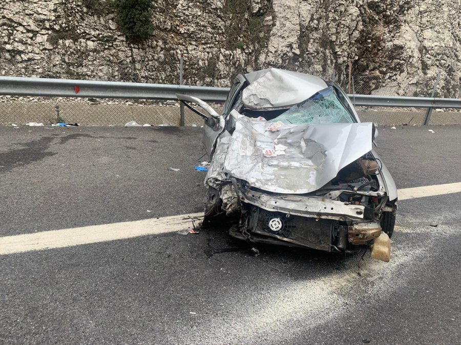 Pozantı-ankara Otoyolunda 2 Otomobil Çarpıştı, 1 Kişi Öldü, 7 Kişi Yaralandı