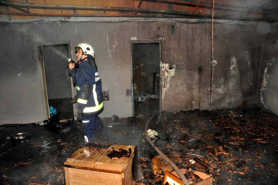 Antalya'da Yangında Mahsur Kalan Kişiyi Bekçiler Kurtardı