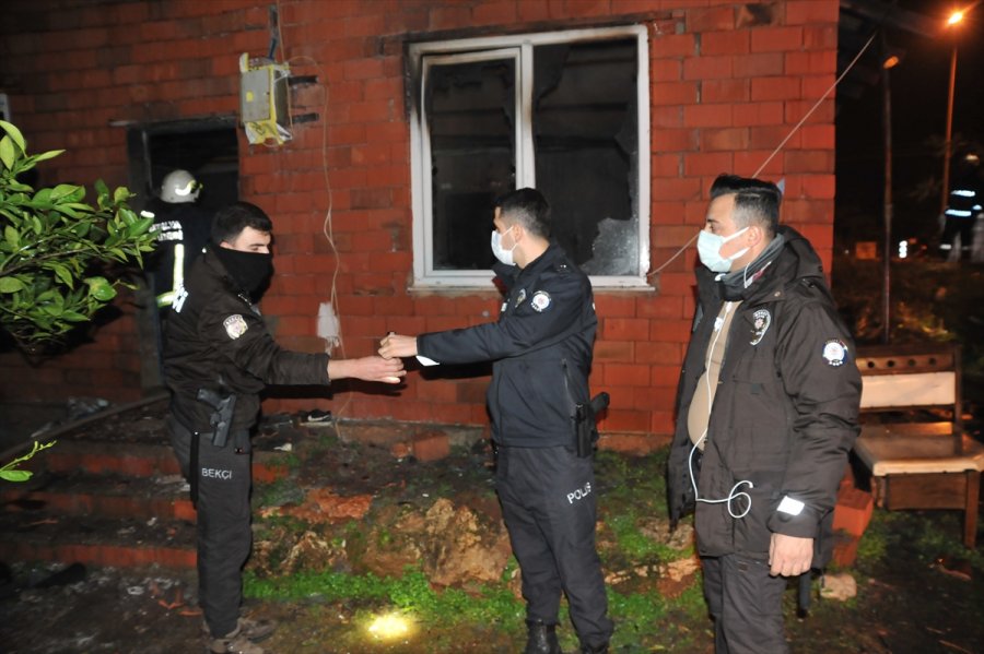 Antalya'da Yangında Mahsur Kalan Kişiyi Bekçiler Kurtardı