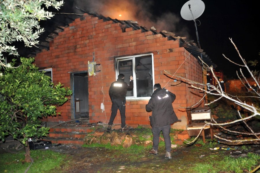 Antalya'da Yangında Mahsur Kalan Kişiyi Bekçiler Kurtardı