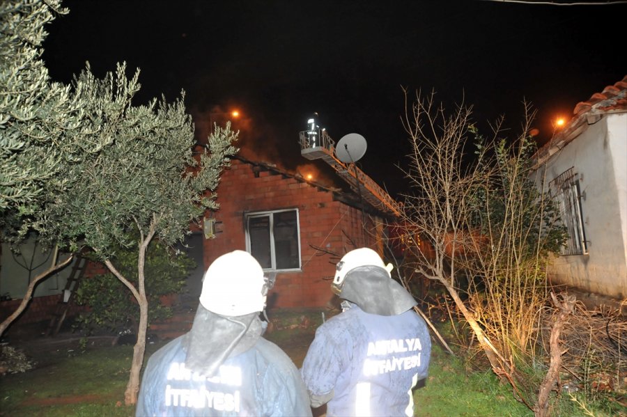 Antalya'da Yangında Mahsur Kalan Kişiyi Bekçiler Kurtardı