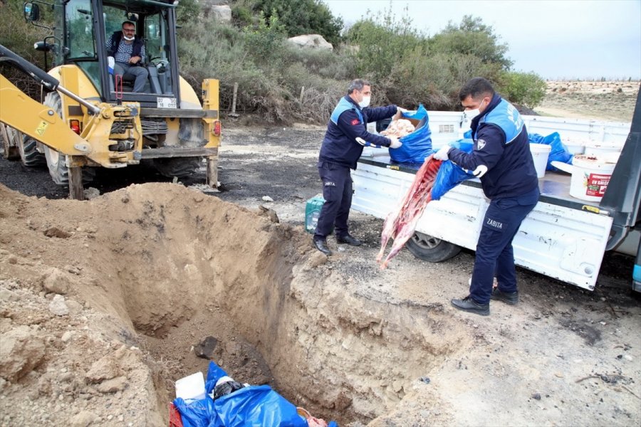 Mersin'de Ele Geçirilen Bozulmuş Ve Kokmuş 518 Kilogram Gıda İmha Edildi