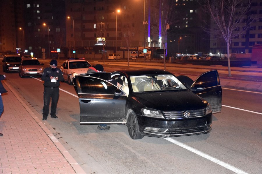 Polisten Kaçmaya Çalışan Sürücünün Tabancayla Kendini Yaraladığı İddia Edildi