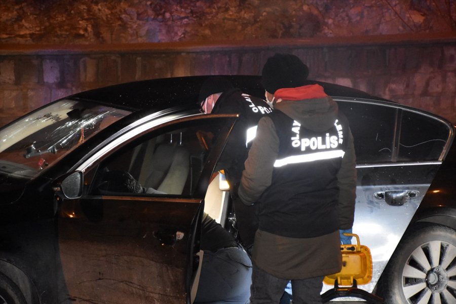 Polisten Kaçmaya Çalışan Sürücünün Tabancayla Kendini Yaraladığı İddia Edildi