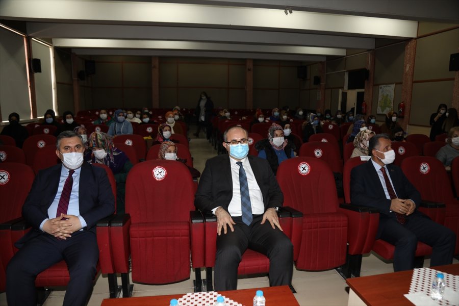 Aile Destek Merkezi Kursiyerleri Sertifikalarını Aldı