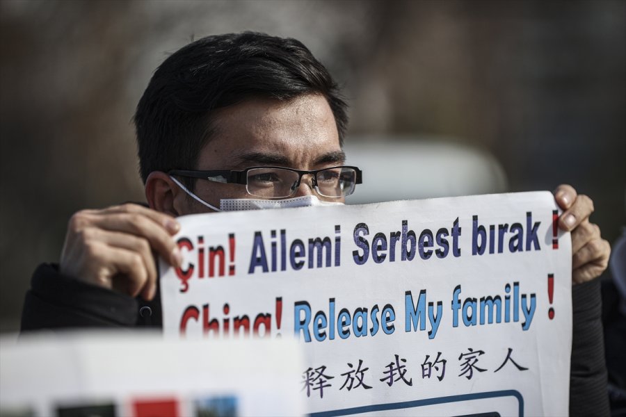 Ailelerinden Haber Alamayan Uygur Türkleri Çin Büyükelçiliği Yakınında Eylem Yaptı