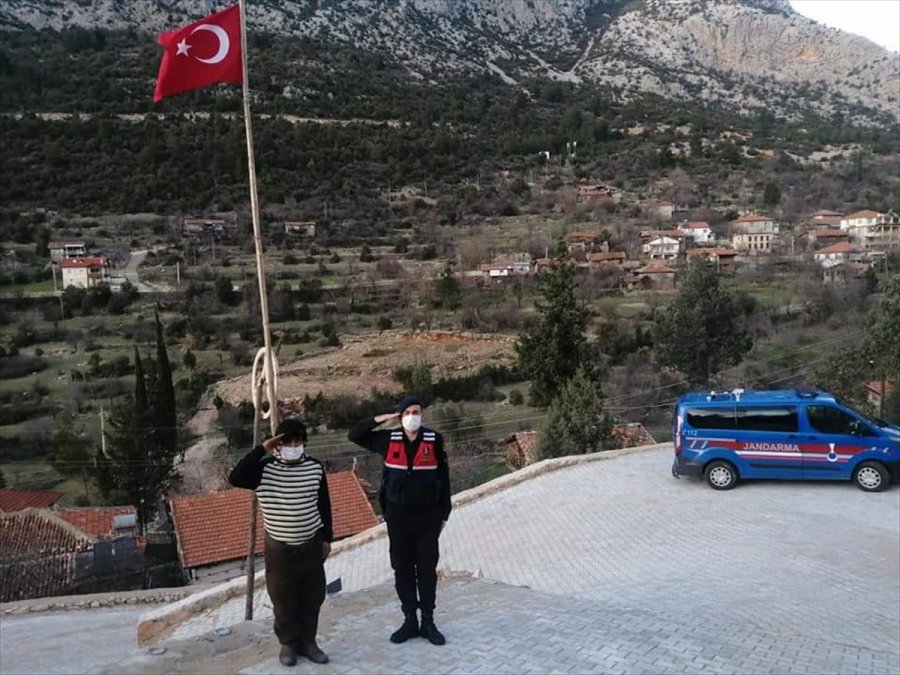 Antalya'da Yıpranan Bayrak Jandarma Ekiplerince Yenisiyle Değiştirildi