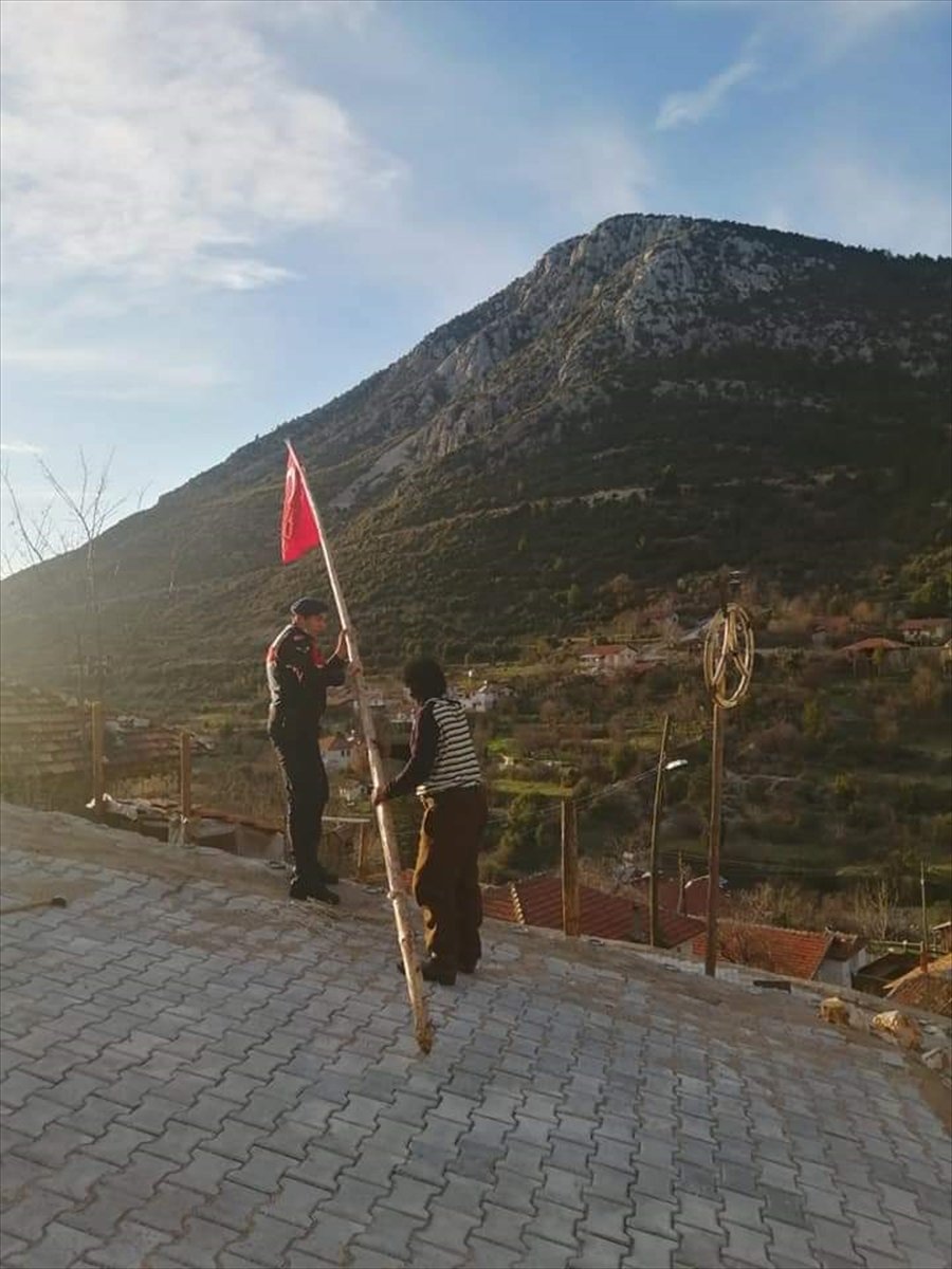 Antalya'da Yıpranan Bayrak Jandarma Ekiplerince Yenisiyle Değiştirildi