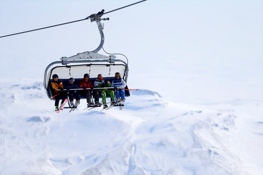 Adrenalin Tutkunu Kayakseverler, 3 Bin 400 Rakımlı Ottoman Tesisi'ni Tercih Ediyor