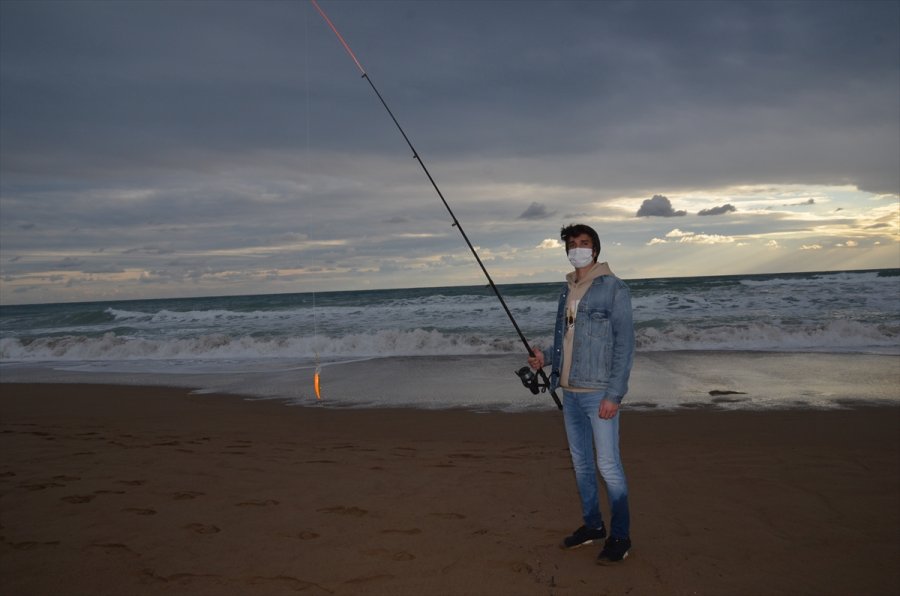 Antalya'da Lise Öğrencisinin Oltayla Kıyıdan Tuttuğu 42 Kilogramlık Balık Şaşırttı