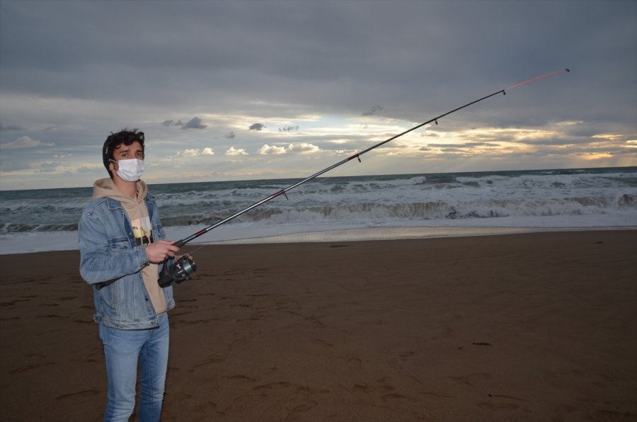 Antalya'da Lise Öğrencisinin Oltayla Kıyıdan Tuttuğu 42 Kilogramlık Balık Şaşırttı