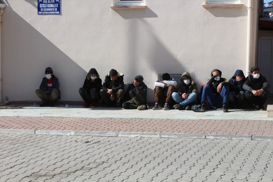 Antalya'da Yurda Yasa Dışı Yollarla Giren 32 Yabancı Uyruklu Yakalandı