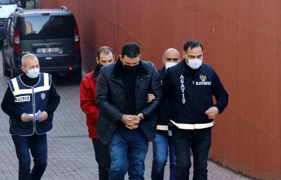 Kayseri'de 82 Yaşındaki Kadının Çantasını Çalan İki Zanlı Adliyeye Sevk Edildi