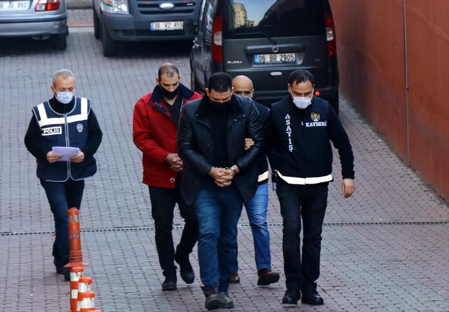 Kayseri'de 82 Yaşındaki Kadının Çantasını Çalan İki Zanlı Adliyeye Sevk Edildi