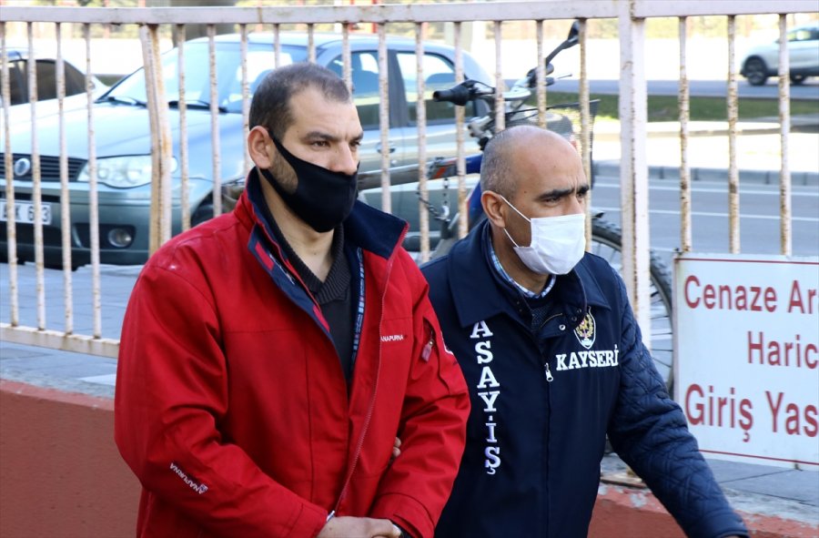 Kayseri'de 82 Yaşındaki Kadının Çantasını Çalan İki Zanlı Adliyeye Sevk Edildi