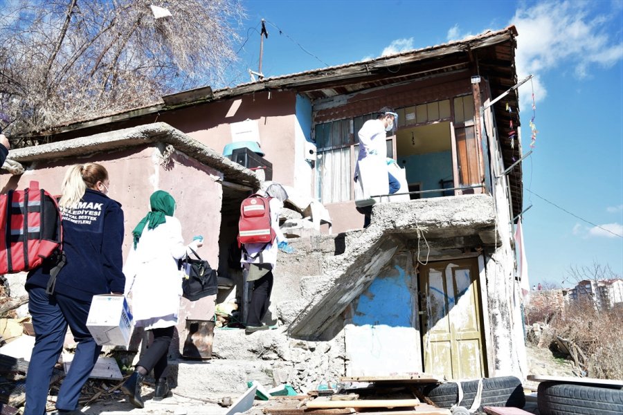 Mamak Belediyesinden Kağıt Toplayıcısı Babanın 4'ü Engelli 5 Çocuğuyla Yaşadığı Gecekonduya Yardım Eli