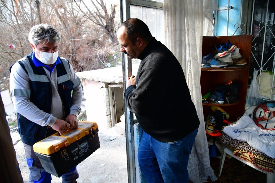 Mamak Belediyesinden Kağıt Toplayıcısı Babanın 4'ü Engelli 5 Çocuğuyla Yaşadığı Gecekonduya Yardım Eli