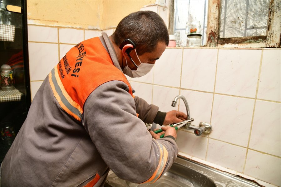 Mamak Belediyesinden Kağıt Toplayıcısı Babanın 4'ü Engelli 5 Çocuğuyla Yaşadığı Gecekonduya Yardım Eli