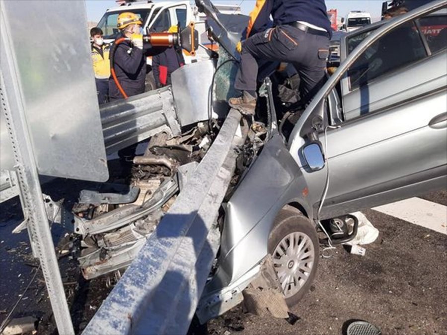 Niğde'de Refüje Çarpan Otomobildeki 2 Kişi Yaşamını Yitirdi