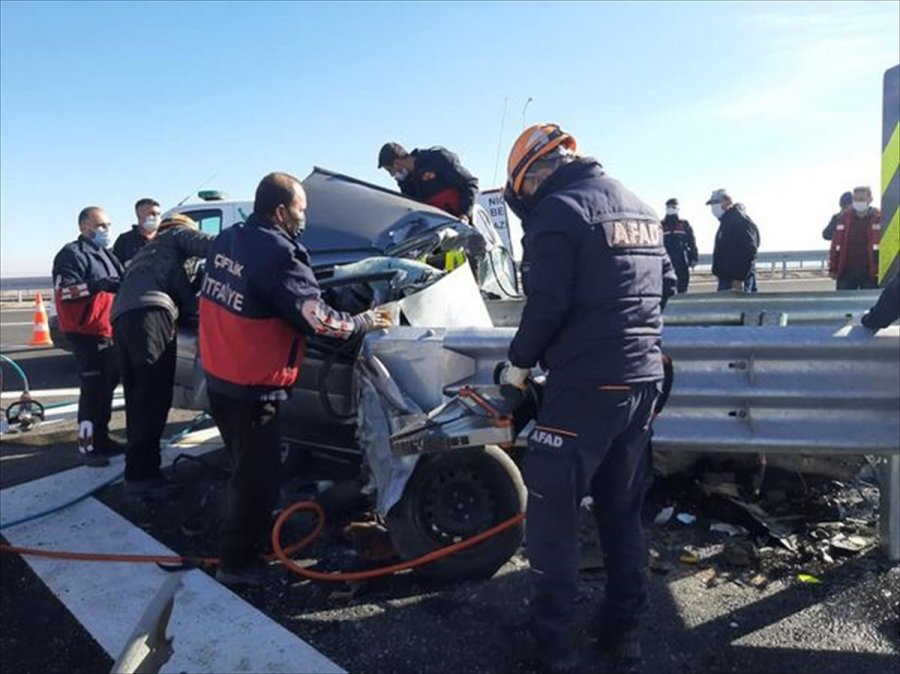 Niğde'de Refüje Çarpan Otomobildeki 2 Kişi Yaşamını Yitirdi