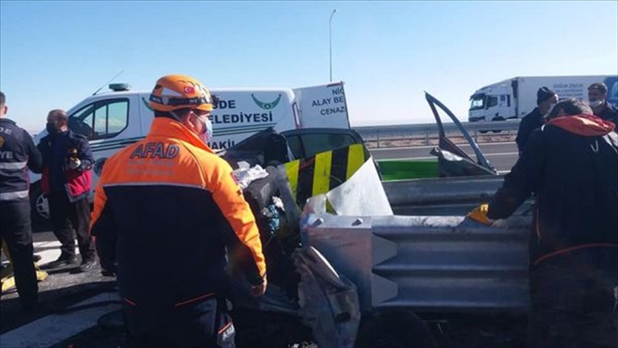 Niğde'de Refüje Çarpan Otomobildeki 2 Kişi Yaşamını Yitirdi