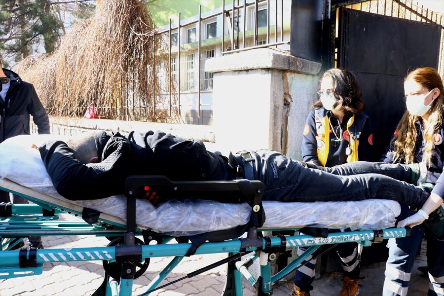 Okul Bahçesinde Bıçakla Yaralanan Çocuk, Bahçenin Kilitli Kapısı Kırılarak Hastaneye Ulaştırıldı