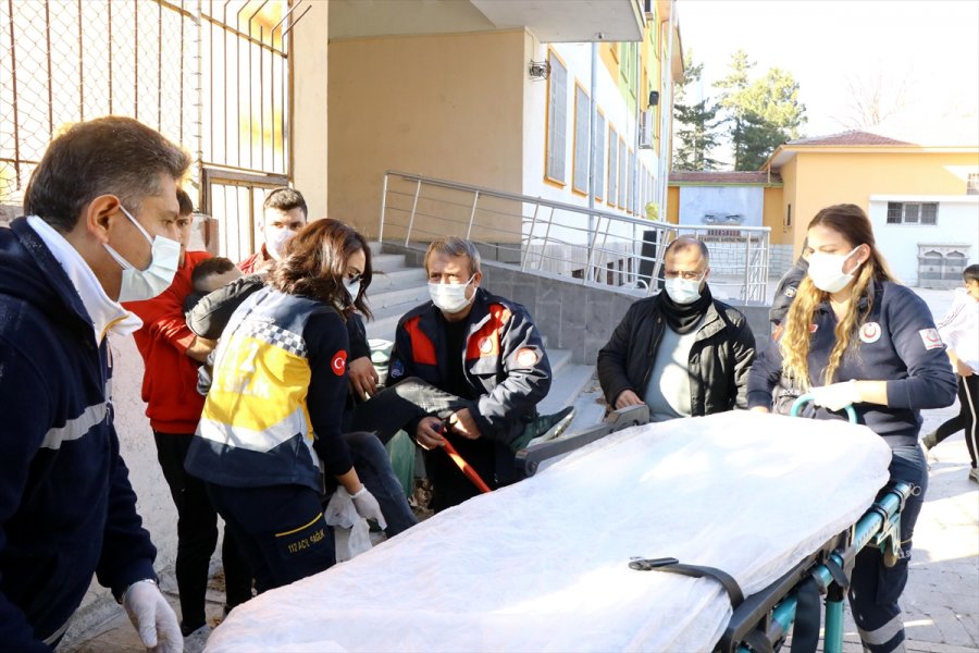 Okul Bahçesinde Bıçakla Yaralanan Çocuk, Bahçenin Kilitli Kapısı Kırılarak Hastaneye Ulaştırıldı