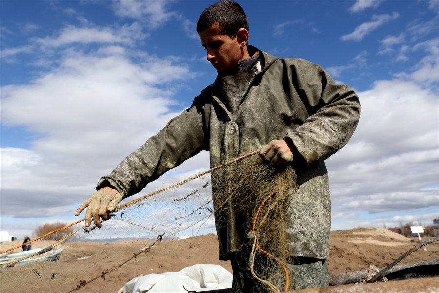 Tatlı Su Balıkçılarının Kış Şartlarındaki Zorlu Mesaisi