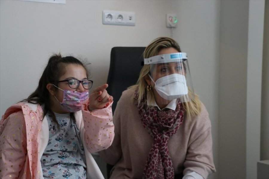 Antalya Milletvekili Tuba Vural Çokal Doktor Önlüğünü Giyip Hastanede Mesai Yaptı