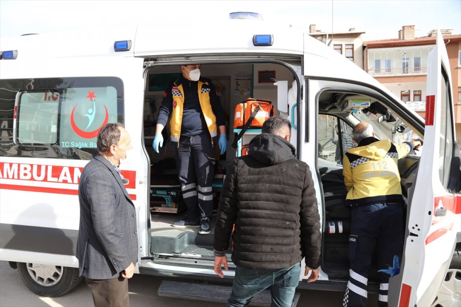 Çubuk Çayı'na Otomobil Devrildi : 3 Yaralı