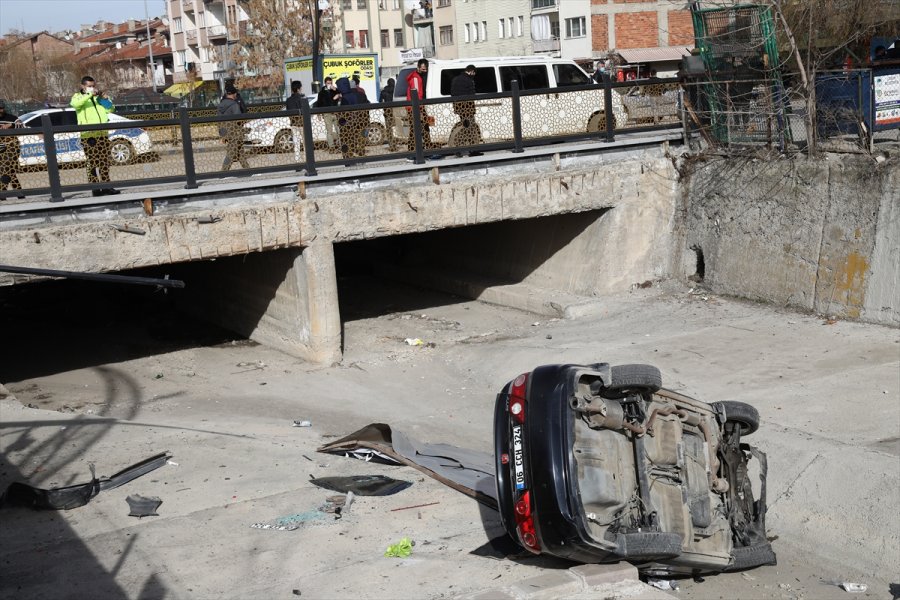 Çubuk Çayı'na Otomobil Devrildi : 3 Yaralı