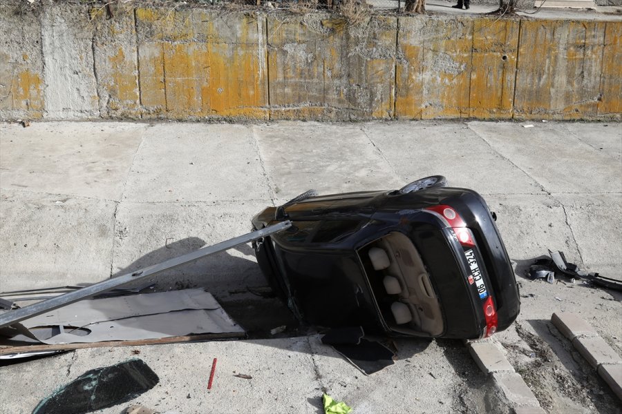 Çubuk Çayı'na Otomobil Devrildi : 3 Yaralı