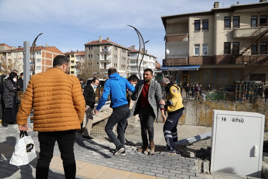 Çubuk Çayı'na Otomobil Devrildi : 3 Yaralı