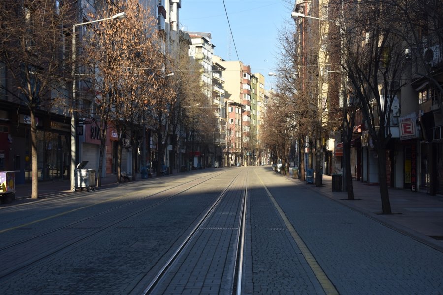 Eskişehir'de Sokağa Çıkma Kısıtlamasına Uyuluyor