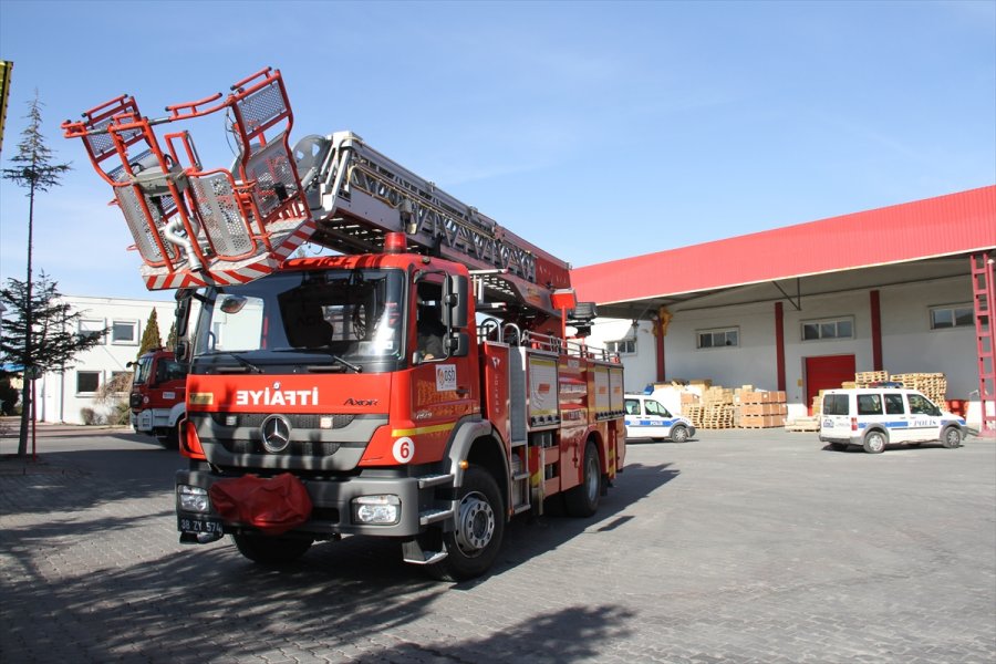 Kayseri'de İplik Fabrikasında Çıkan Yangında 4 İşçi Dumandan Etkilendi