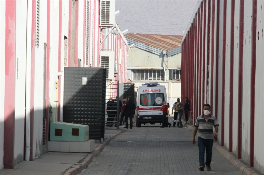 Kayseri'de İplik Fabrikasında Çıkan Yangında 4 İşçi Dumandan Etkilendi