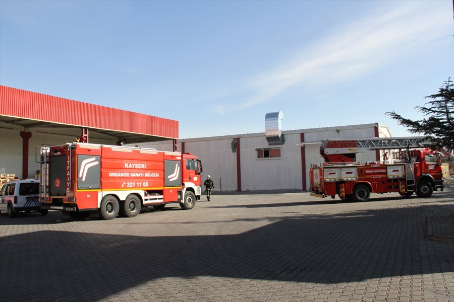 Kayseri'de İplik Fabrikasında Çıkan Yangında 4 İşçi Dumandan Etkilendi