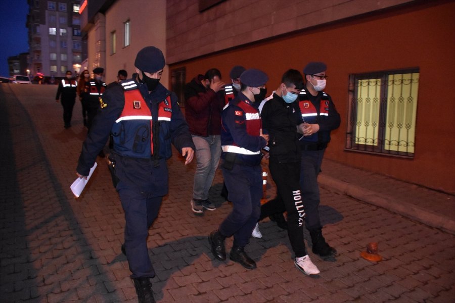 Kayseri'de Jandarmadan Kaçmaya Çalışan 4 Kişi Kovalamaca Sonucu Yakalandı