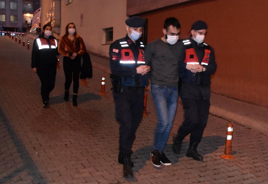 Kayseri'de Jandarmadan Kaçmaya Çalışan 4 Kişi Kovalamaca Sonucu Yakalandı