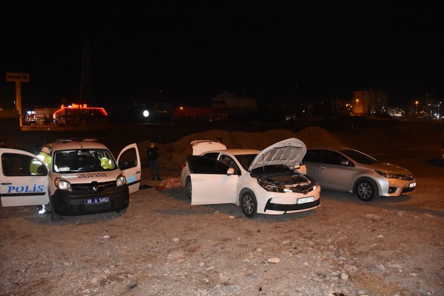 Kayseri'de Polisi Görünce Otomobil İle Kaçmaya Çalışan Sürücü Ehliyetsiz Çıktı
