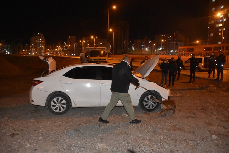 Kayseri'de Polisi Görünce Otomobil İle Kaçmaya Çalışan Sürücü Ehliyetsiz Çıktı