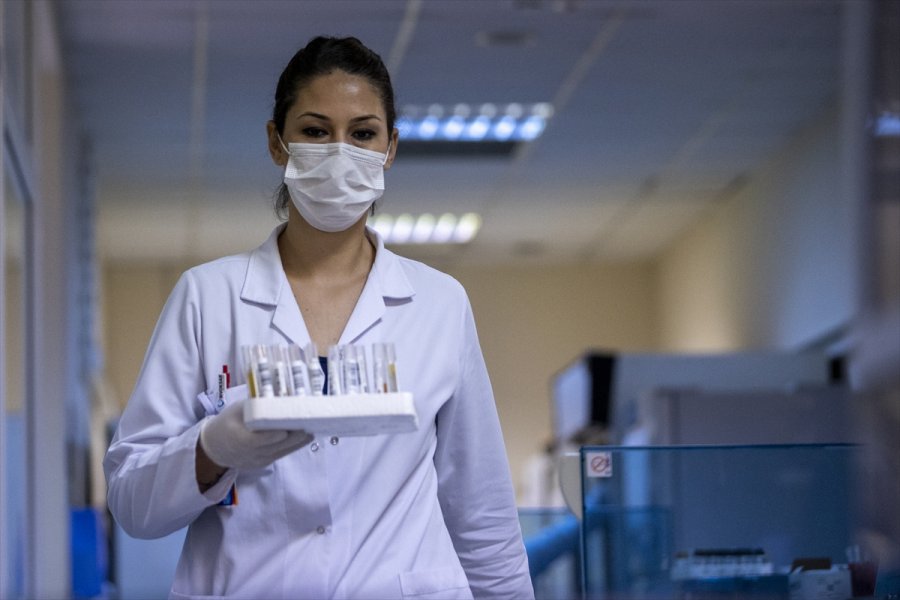 Kovid-19 Laboratuvarında Virüsün Tespiti İçin Zamanla Yarışıyorlar