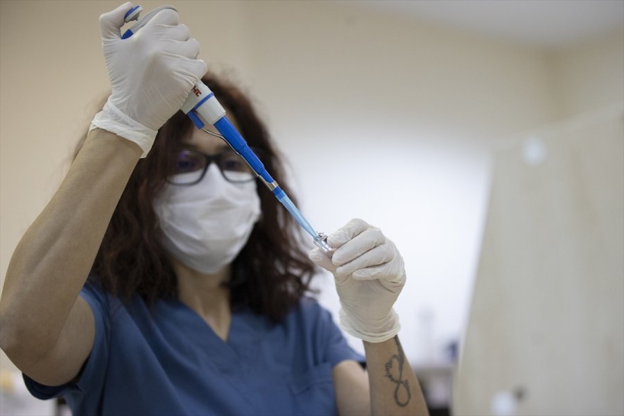 Kovid-19 Laboratuvarında Virüsün Tespiti İçin Zamanla Yarışıyorlar