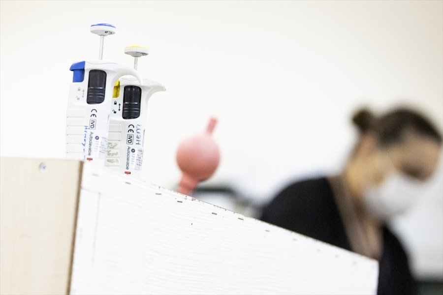 Kovid-19 Laboratuvarında Virüsün Tespiti İçin Zamanla Yarışıyorlar