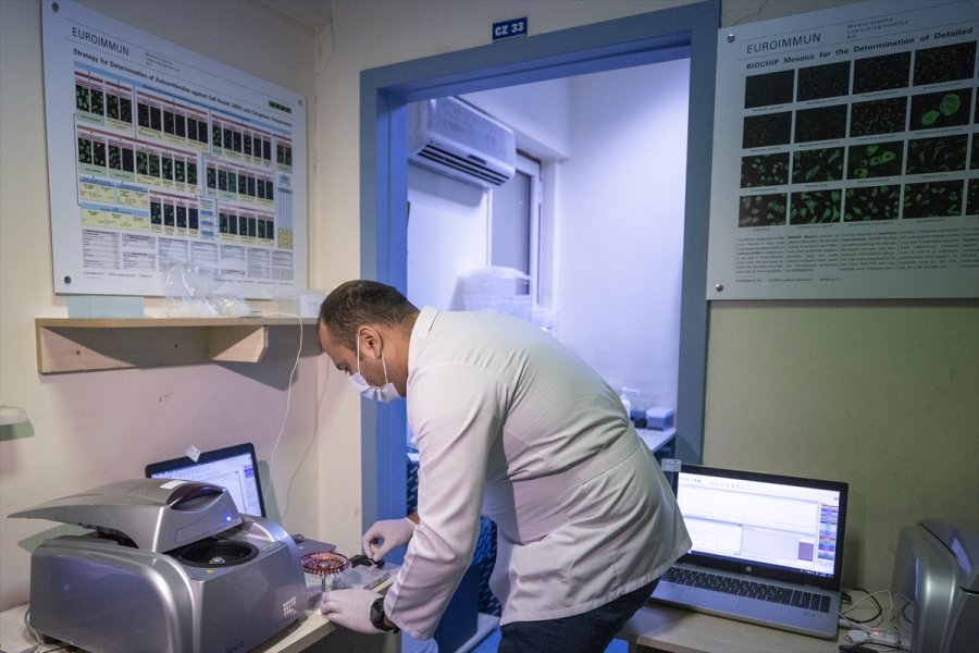 Kovid-19 Laboratuvarında Virüsün Tespiti İçin Zamanla Yarışıyorlar