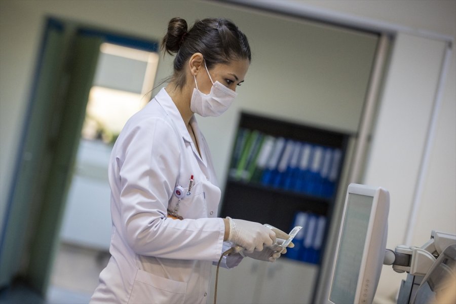 Kovid-19 Laboratuvarında Virüsün Tespiti İçin Zamanla Yarışıyorlar